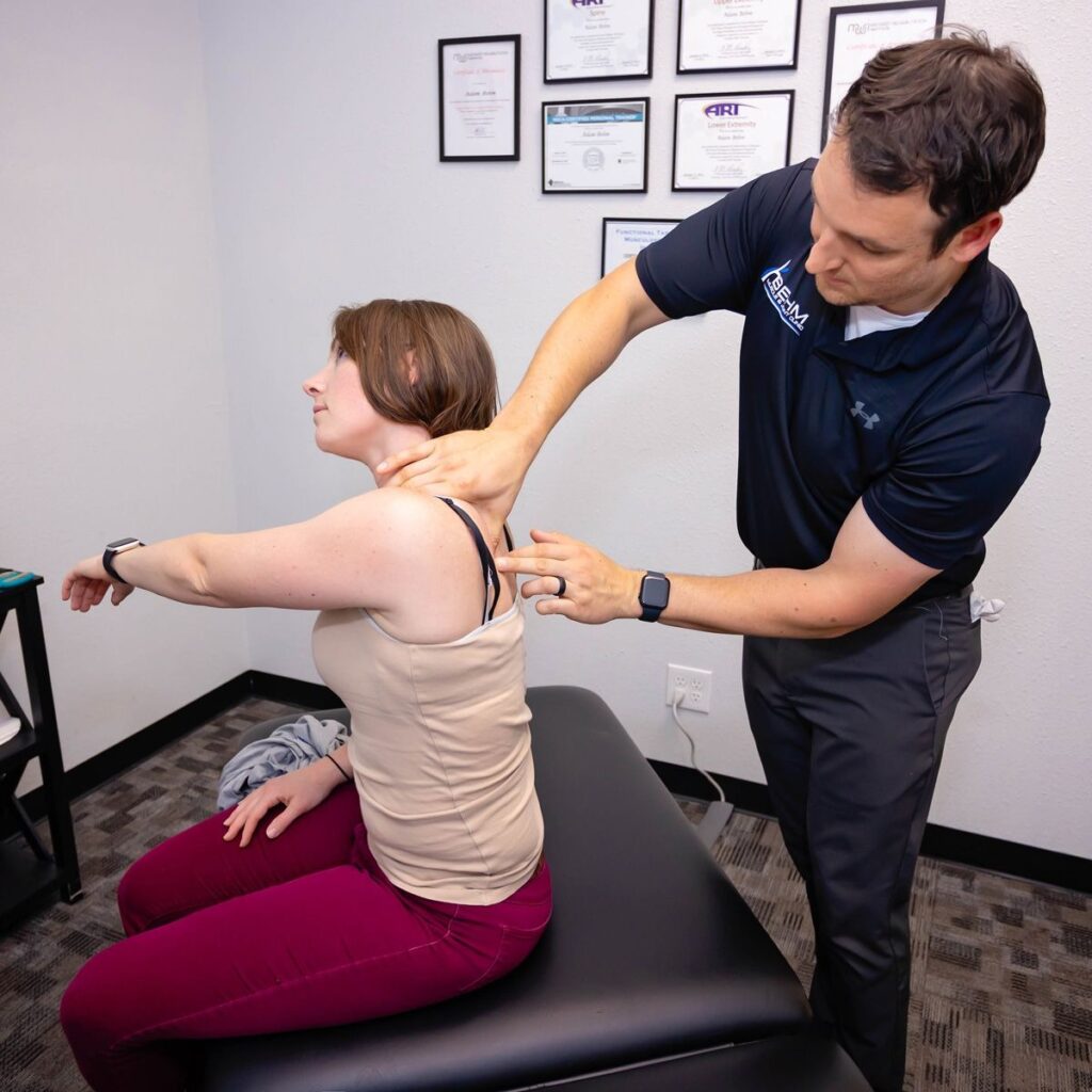Chiropractor working client with shoulder pain: Can a chiropractor help with muscle pain?